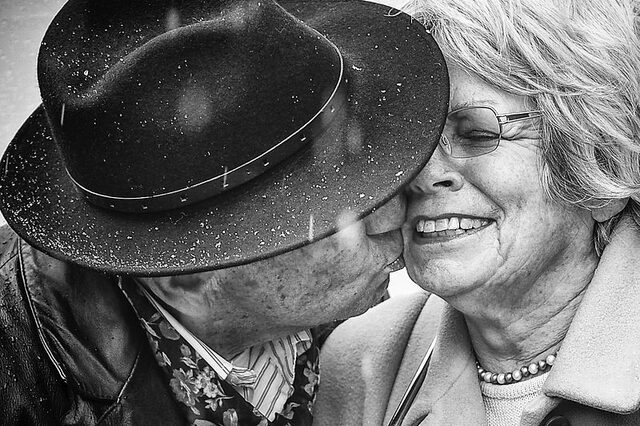schwarzweiss Fotografie zwei älterer turtelnder Personen