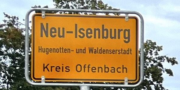 neues Ortschild von Neu-Iseburg mit der Bezeichnung Hugenotten- und Waldenserstadt
