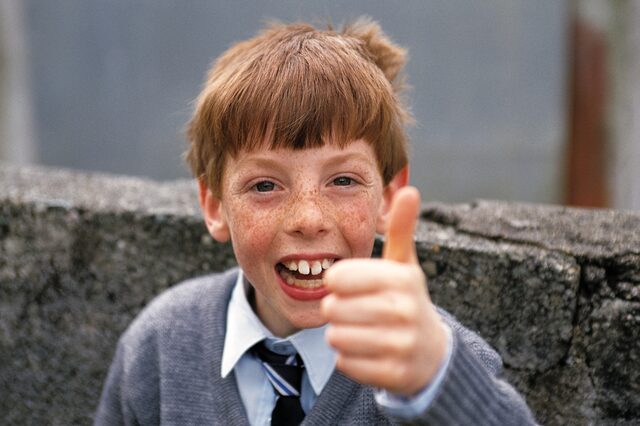 IRLAND - rothaariger Schuljunge in Dingle