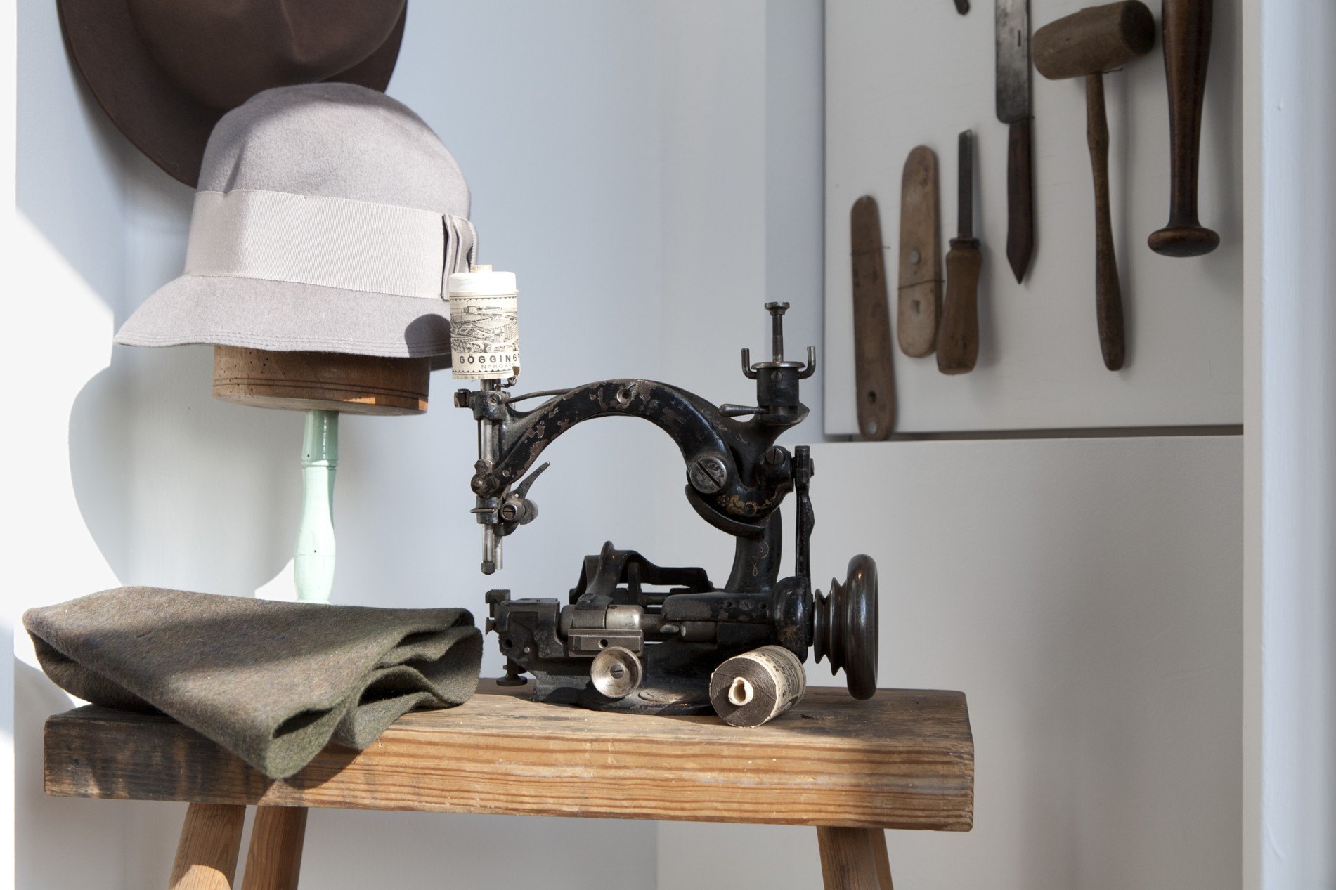 Nähmaschine, Ausstellungswand Stadtmuseum Haus zum Löwen