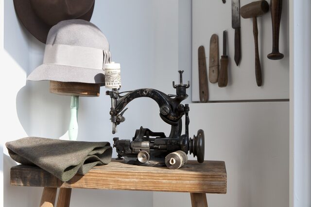 Nähmaschine, Ausstellungswand Stadtmuseum Haus zum Löwen